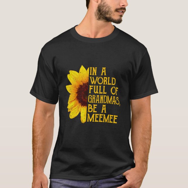 Camiseta En Un Mundo Lleno De Abuelitos Sea Un Testigo De M (Anverso)