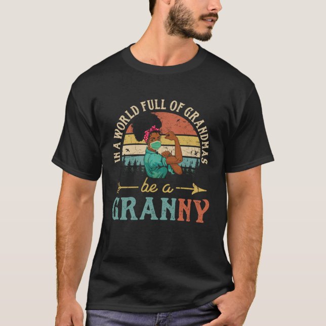 Camiseta En Un Mundo Lleno De Abuelitos Sea Una Abuela Para (Anverso)