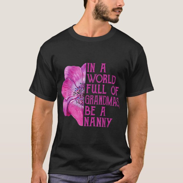 Camiseta En Un Mundo Lleno De Abuelitos Sea Una Niñera Ital (Anverso)