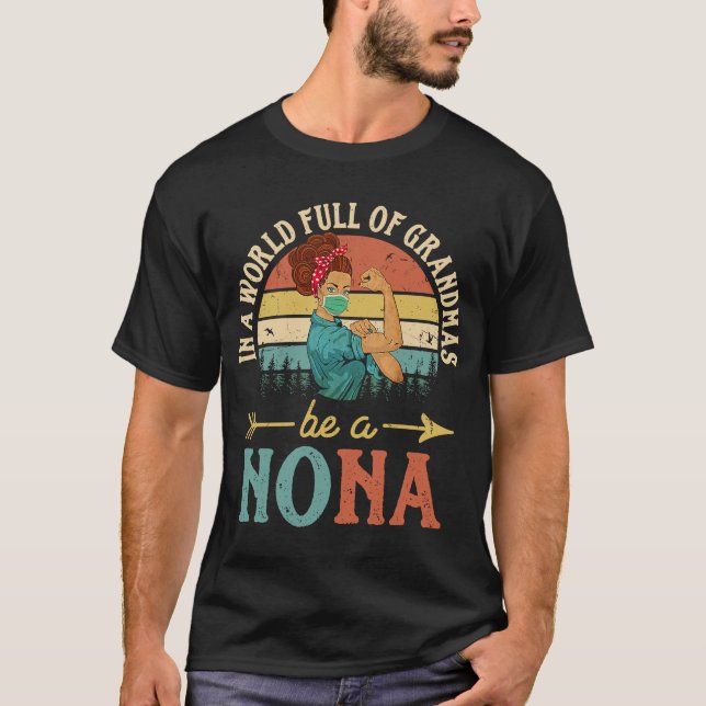 Camiseta En Un Mundo Lleno De Abuelitos Sea Una Nona Para L (Anverso)