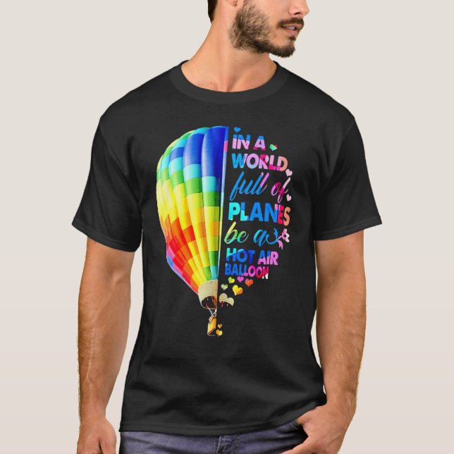 Camiseta En Un Mundo Lleno De Aviones Hay Un Globo De Aire  (Anverso)