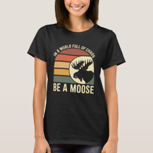 Camiseta en un mundo lleno de caos sé un alce divertido ama