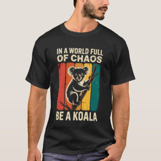 Camiseta en un mundo lleno de caos sé un oso koala divertid