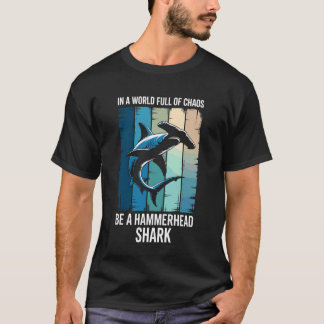 Camiseta en un mundo lleno de caos sé un tiburón martillo