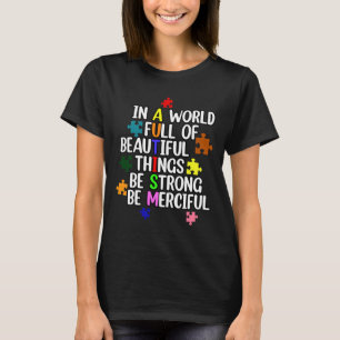 Camiseta En Un Mundo Lleno De Cosas Hermosas Sé Fuerte