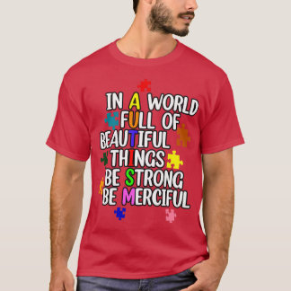 Camiseta En un mundo lleno de cosas hermosas sé fuerte ser 