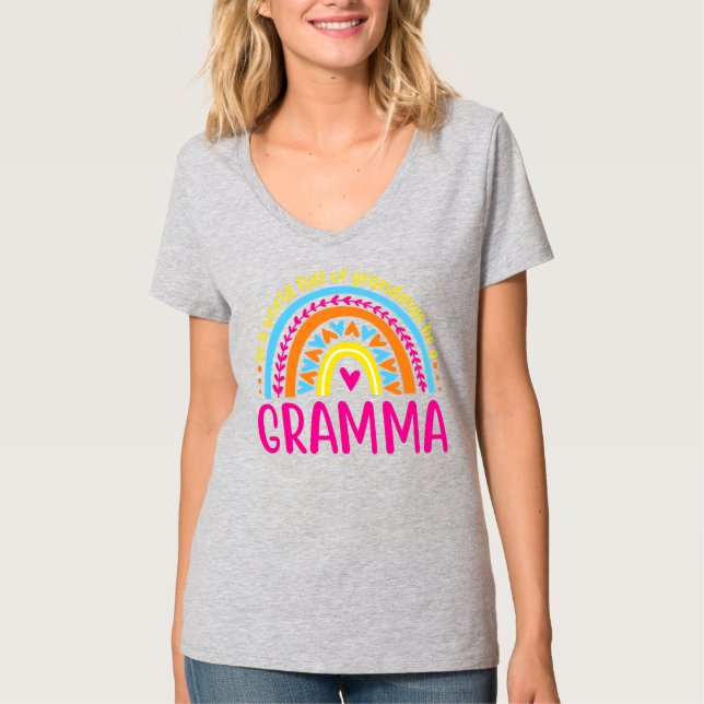 Camiseta En Un Mundo Lleno De Gramma Sé Feliz Gramma (Anverso)