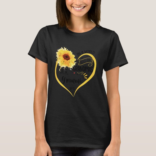Camiseta En Un Mundo Lleno De Granmas Sea Un Sol Gramoso (Anverso)