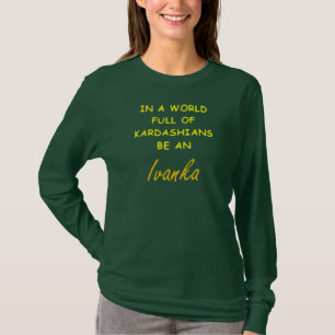 CAMISETA EN UN MUNDO LLENO DE KARDASHANS, SEA UN IVANKA