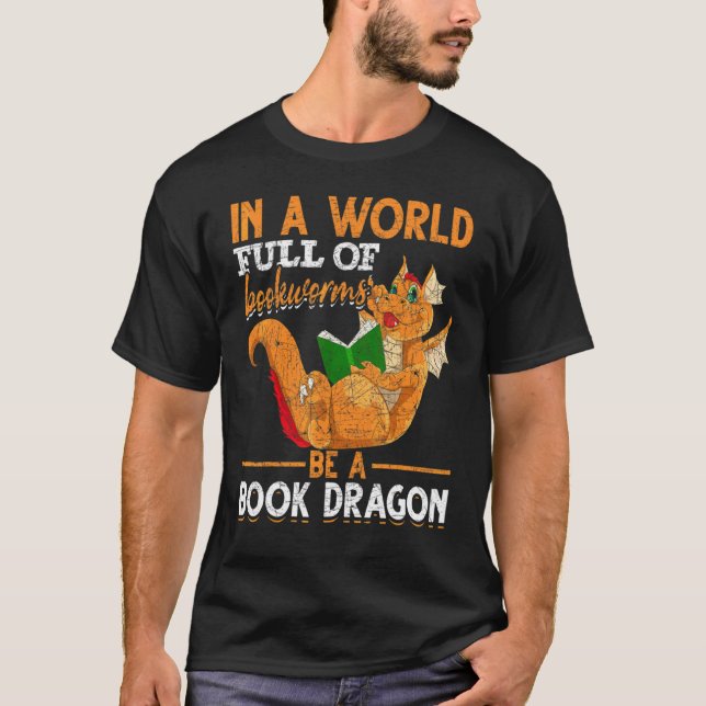 Camiseta En Un Mundo Lleno De Librerías, Leer Un Libro Drag (Anverso)