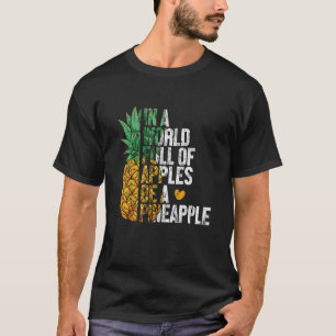 Camiseta En un mundo lleno de manzanas sea una piña