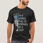 Camiseta En Un Mundo Lleno De Oscuridad Sea Un Hanu Feliz L<br><div class="desc">En Un Mundo Lleno De Oscuridad Sea Una Luz Feliz Hanukkah</div>