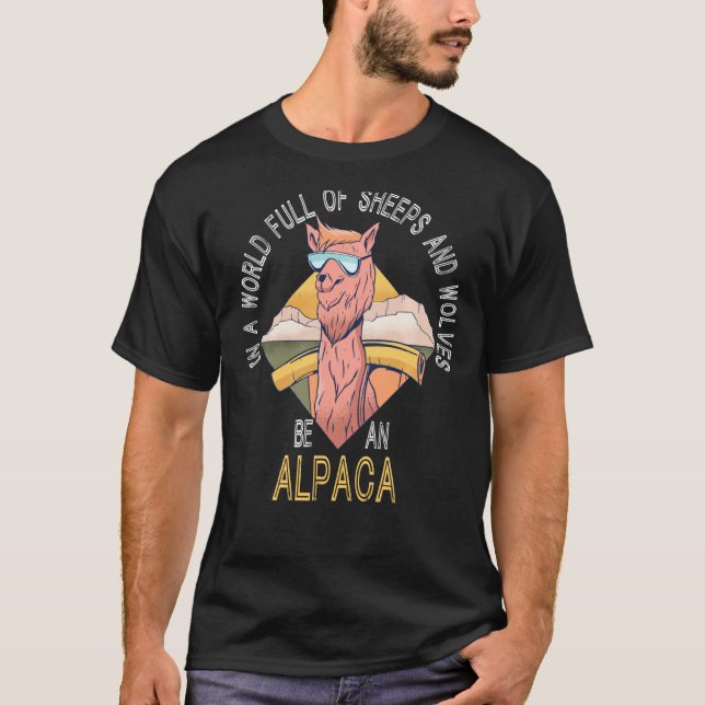 Camiseta En Un Mundo Lleno De Ovejas Y Lobos Sea Una Alpaca (Anverso)