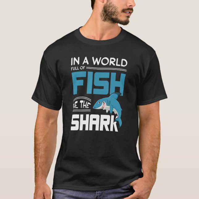 Camiseta En Un Mundo Lleno De Peces Sea La Motivación Del T (Anverso)