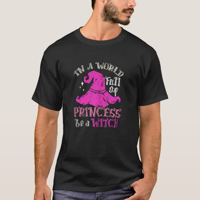 Camiseta En Un Mundo Lleno De Princesa Sea Una Bruja (Anverso)