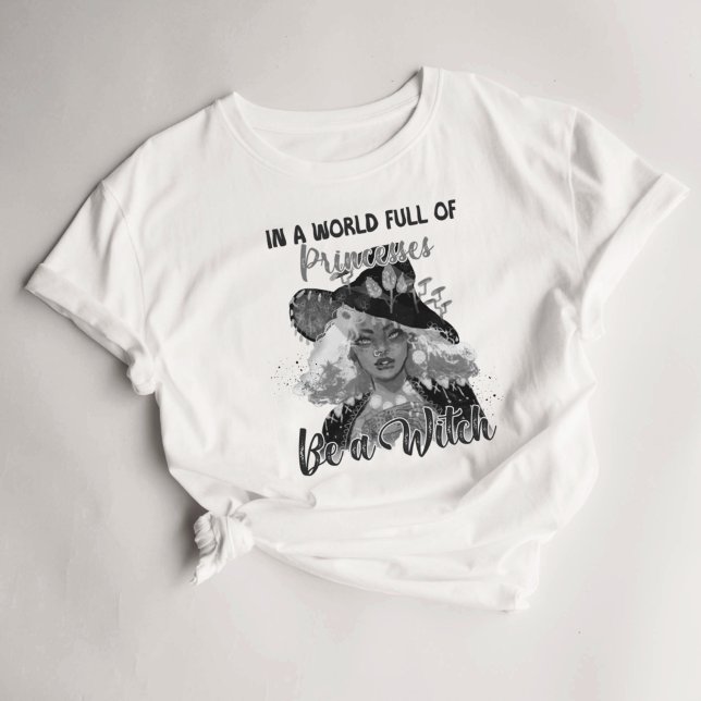 Camiseta En Un Mundo Lleno De Princesa Sea Una Bruja Hallow (Subido por el creador)
