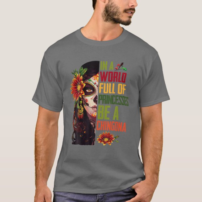 Camiseta En Un Mundo Lleno De Princesas, Sé Una Badass Chin (Anverso)