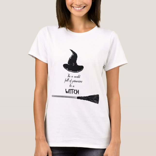 Camiseta En Un Mundo Lleno De Princesas Sea Una Bruja (Anverso)