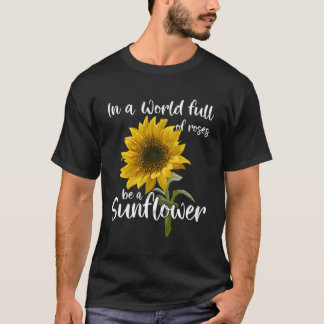 Camiseta En Un Mundo Lleno De Rosas Sea Un Girasol