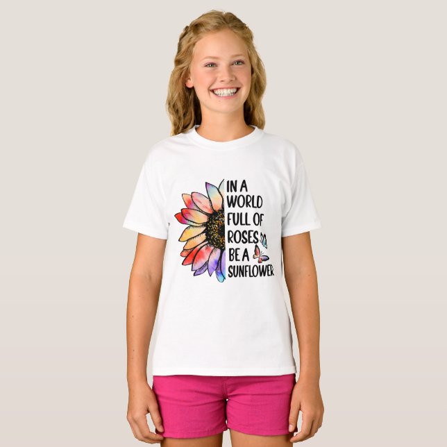 Camiseta En Un Mundo Lleno De Rosas Sea Un Girasol, Verano (Anverso completo)