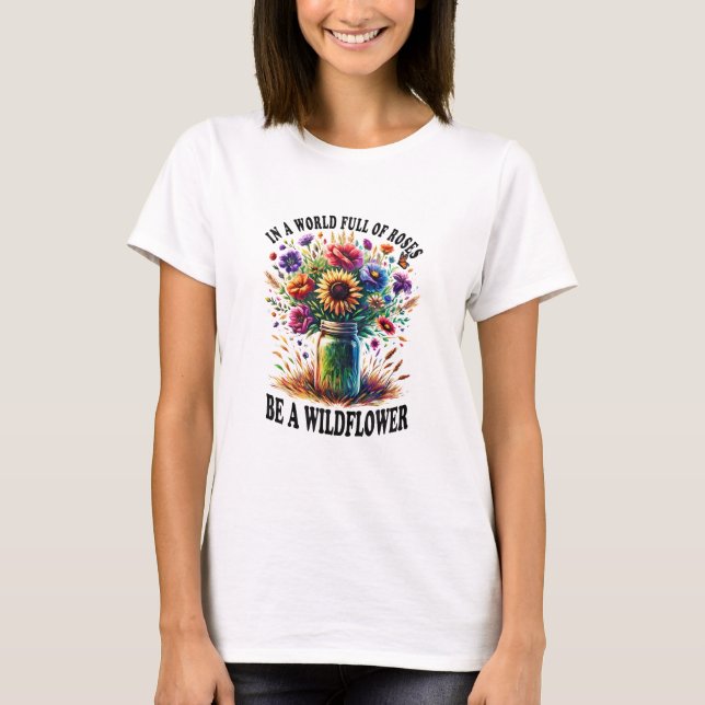 Camiseta En Un Mundo Lleno De Rosas Sea Una Flor Silvestre (Anverso)