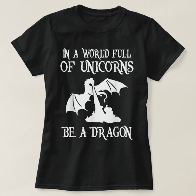Camiseta En Un Mundo Lleno De Unicornios Sea Un Dragón Más  (Diseño del anverso)