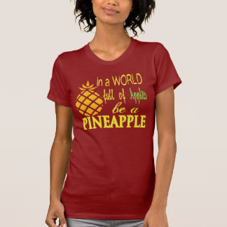 Camiseta En un mundo por completo de manzanas, sea una piña