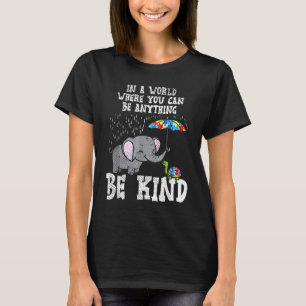 Camiseta En Un Mundo Sé Amable Elefante Tortuga Paraguas A