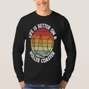 Camiseta En un parque temático de diversión con montaña rus