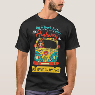 Camiseta En Una Carretera Del Desierto Oscuro