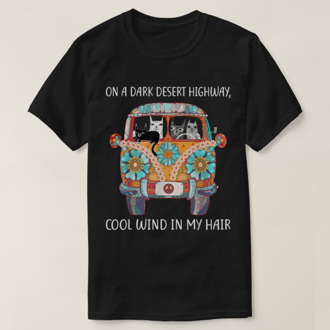 Camiseta En Una Carretera Del Desierto Oscuro El Gato Sient (Diseño del anverso)