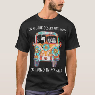 Camiseta En Una Carretera Del Desierto Oscuro El Gato Sient