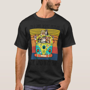 Camiseta En Una Carretera Del Desierto Oscuro El Perro Sien