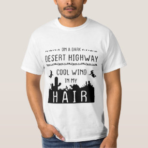 Camiseta En una carretera desierta oscura viento fresco en