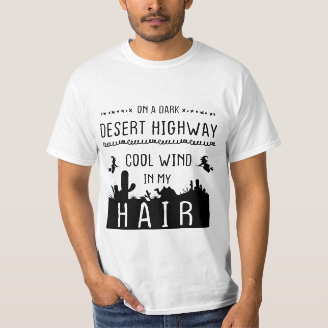 Camiseta En una carretera desierta oscura viento fresco en  (Anverso)