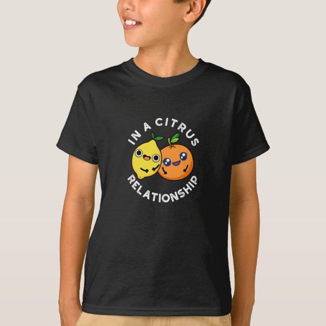 Camiseta En Una Relación Citrus Funny Fruit Pun Dark BG (Anverso)