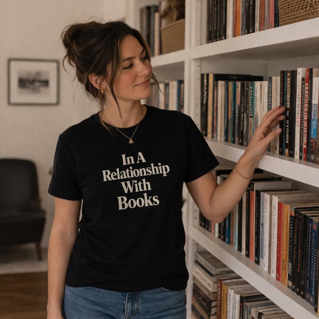 Camiseta En Una Relación Con Libros Leyendo (Subido por el creador)