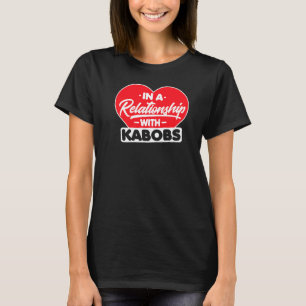Camiseta En Una Relación Con Los Kabobs De Carne De Kebab