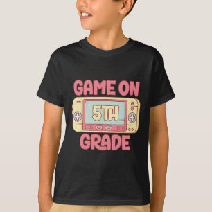 Camiseta En videojuego genial de quinto grado Volver a la e