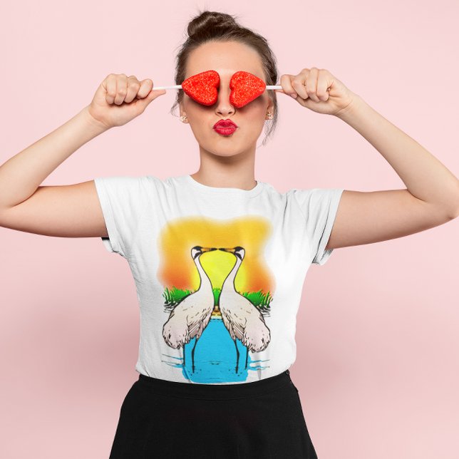 Camiseta Enamorando grullas de mujeres de color claro (Whopping Cranes in Love Light Colored Women's T-Shirt)