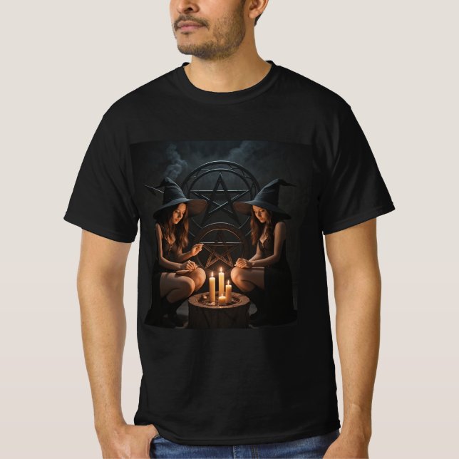Camiseta Encantamientos Oscuros: Dos Brujas en Acción (Anverso)