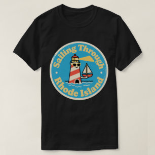 Camiseta Encanto del Estado Oceánico_ Faro Vintage de Rhode