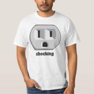 Camiseta Enchufe de pared impactante de la electricidad