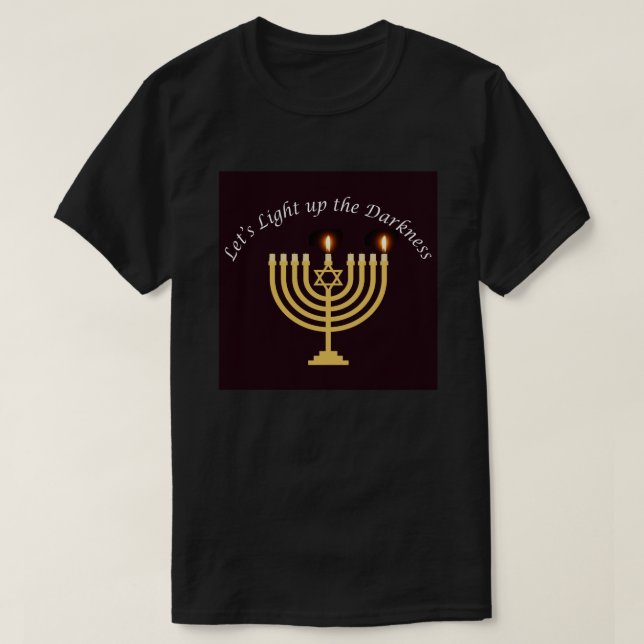 Camiseta Enciende la oscuridad Hanukkah Menorah (Diseño del anverso)