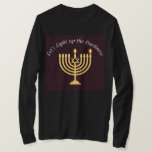Camiseta Enciende la oscuridad Hanukkah Menorah Sweatshirt<br><div class="desc">¡Un gran regalo de Hanukkah para un ser querido! ¡Encendemos la oscuridad!</div>