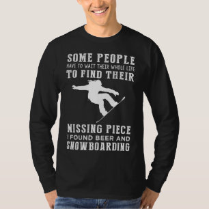 Camiseta "¡Encontraron pieza faltante: cerveza y snowboard!