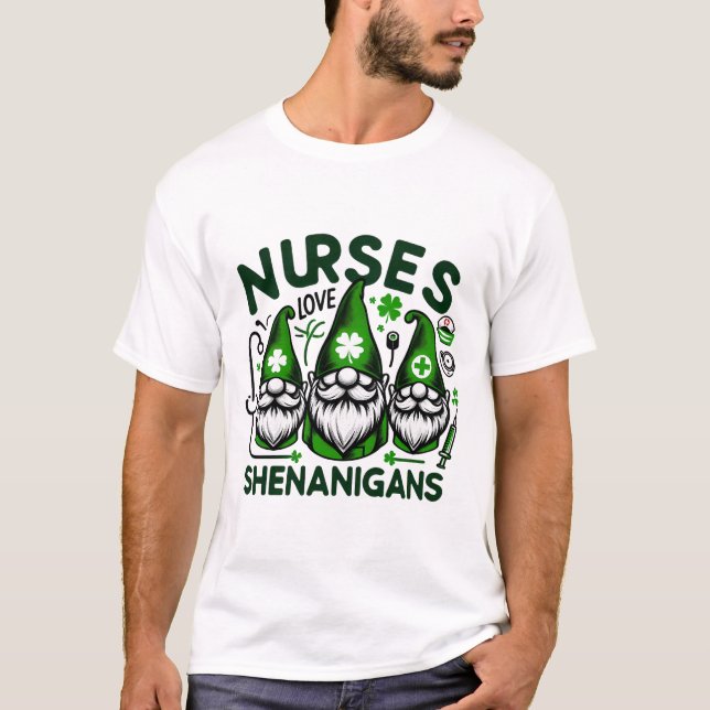 Camiseta Enfermera afortunada Gnomes - Shenanigans en Scrub (Anverso)