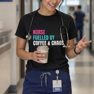 Camiseta Enfermera alimentada por el caos del café cita div