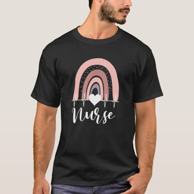 Camiseta Enfermera arcoiris con corazón de Boho y enfermera (Anverso)