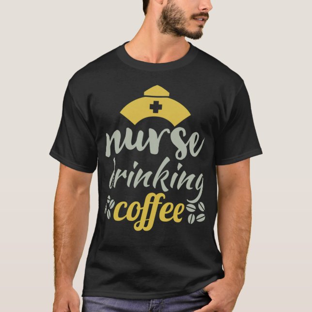 Camiseta Enfermera Bebida Café café y camping de gatos (Anverso)